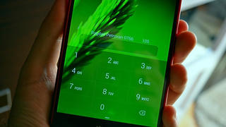 Góc nhìn luật sư về vụ lộ clip “nóng”: Không được tùy tiện thu giữ, khám xét điện thoại