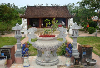 Đền thiêng ngàn tuổi bên núi Quả, sông Lam