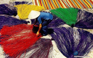 Lạc vào thế giới sắc màu ở làng chiếu Cẩm Nê