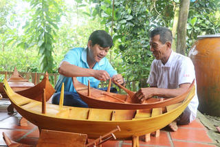 Hướng đi mới ở làng nghề đóng xuồng Bà Đài