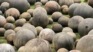 Những khối đá hình cầu khổng lồ nghìn năm tuổi ở Costa Rica