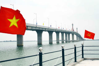 "Dải cầu kiều" bên bờ sông Lam nâng cánh câu Ví Giặm 