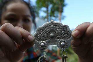 Về Hoàng Su Phì mê đắm nghề chạm khắc bạc truyền thống của người Nùng