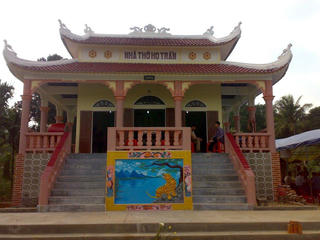 Đất nhà thờ họ đứng tên ai?