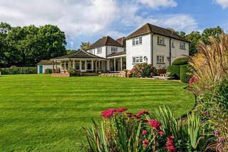 Nhà, đất đã ký hợp đồng chuyển nhượng nhưng chưa vào sổ địa chính liệu có bị phong tỏa tài sản?