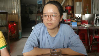 Nữ sinh nghèo xứ Nghệ viết kỳ tích học tập từ căn gác trọ