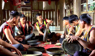 Chàng trai 9X đam mê giữ lửa cồng chiêng của người Bahnar