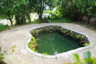 Ly kỳ giếng nước có hình bàn chân khổng lồ ở ngôi làng cổ 