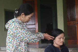 Xúc động chuyện mẹ kế tần tảo nuôi 8 con riêng của chồng