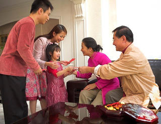 Dành thời gian cho cha mẹ, không chỉ ở những ngày Tết!