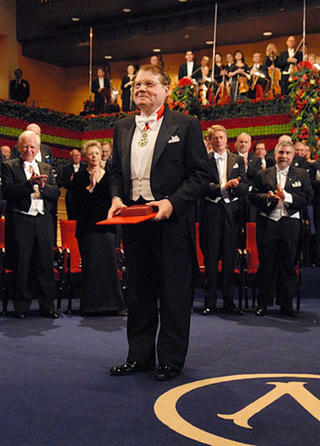 Những ý kiến gây tranh cãi của nhà khoa học tìm ra virus HIV