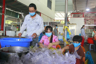 Chàng trai bán bộ sưu tập xe máy cổ giúp đỡ bà con nghèo mùa dịch