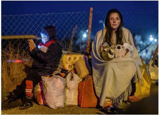 Hiểm họa rình rập phụ nữ và trẻ em Ukraine khi chạy khỏi chiến tranh