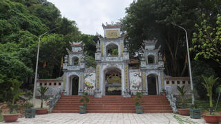 Đền thờ vị hoàng đế sáng lập ra thương cảng Vân Đồn