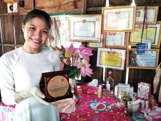 Độc đáo son môi làm từ sen hồng Đồng Tháp của nữ sinh xinh đẹp