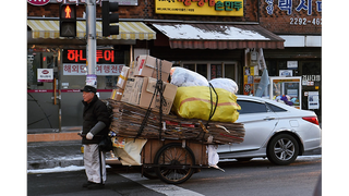 Người già Hàn Quốc bị “bủa vây” bởi gánh nặng cơm áo 