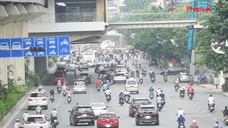 Người Hà Nội vẫn ra đường đông trong ngày đầu đi làm khi thực hiện giãn cách xã hội