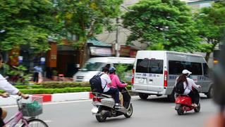 Nhiều người Hà Nội 'quên' đội mũ bảo hiểm khi tham gia giao thông