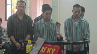 Rũ tù vì nghênh ngang đi xe trộm cắp ra đường