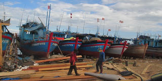 Giọt mồ hôi đẩy đoàn tàu ra khơi