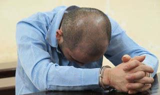 Cha con bé trai 4 tuổi bị bắt giữ, cướp tài sản