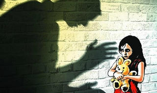 Mẹ bé gái 12 tuổi đạp cửa xông vào bắt “yêu râu xanh”