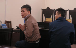 Ca sỹ Châu Việt Cường chắp tay xin lỗi gia đình bị hại tại tòa
