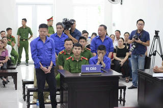 Hưng “kính” và đồng phạm tiếp tục hầu tòa vì cưỡng đoạt tài sản