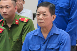 Hưng “kính” tươi cười, bị hại bật khóc nức nở