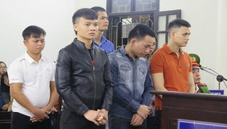 Đông đảo người dân đến theo dõi phiên xử, Khá 'Bảnh' lo lắng hầu tòa