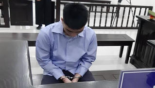 Mang theo sừng tê giác về nước thăm con, ông bố trẻ nhận án 5 năm tù