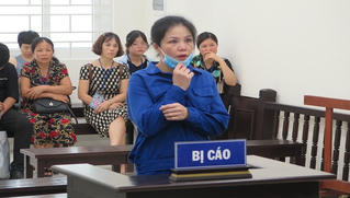 Hoãn phiên tòa vì nữ thượng úy công an bất ngờ kêu oan