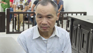 Người cha trèo tường vào nhà con trai để thực hiện hành vi tàn ác 