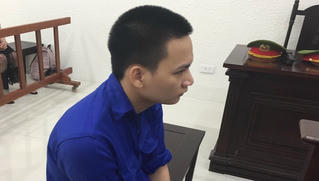 Đang nằm viện do tự tử vì người yêu cũ dùng ảnh 'nóng' đe dọa, lại bị 'bắt cóc' đến nhà nghỉ để cưỡng hiếp