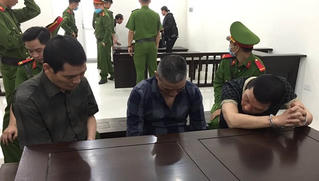 Bị cáo bỏ trốn với chiếc còng số 8 trên tay