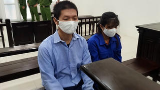 Vụ bé gái bị mẹ và dượng bạo hành đến chết: Bà ngoại ôm gấu bông đến tòa