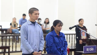 Vụ bé 3 tuổi bị bạo hành đến chết: Bất ngờ lời khai của cha dượng và mẹ ruột tại tòa