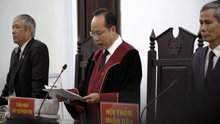 Vụ bác sĩ ở Huế bị cáo buộc hiếp dâm đồng nghiệp: Yêu cầu dựng lại hiện trường