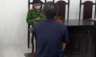 Tưới xăng trước cửa UBND phường rồi châm lửa đốt để gây chú ý