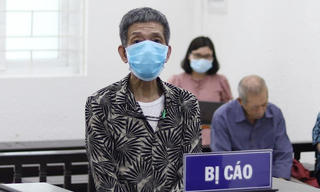 Nghịch tử dùng dao đe dọa rồi đâm bố đẻ