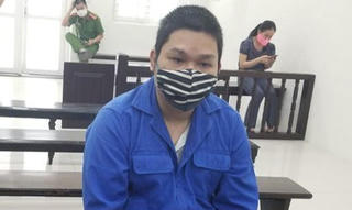 Phát bệnh tâm tầm, dùng dao chém chú họ và hàng xóm rồi cố thủ trong nhà