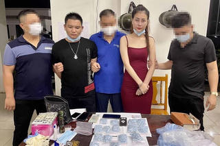 “Hot girl” đang bị truy nã vẫn tiếp tục mua bán ma túy