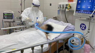 Em trai dùng dao đâm chị gái trọng thương tại bệnh viện để “đuổi ma”