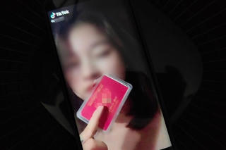 Hotgirl khoe có “thẻ đỏ quyền lực” bị phạt 12,5 triệu đồng