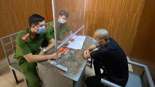 Dùng điếu cày tấn công cán bộ kiểm soát phòng, chống dịch sau khi đi thăm bạn gái