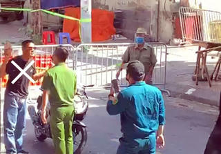 Người đàn ông không đeo khẩu trang tấn công công an trực chốt kiểm dịch