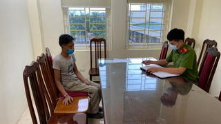 Cầm dao chém cán bộ khi bị yêu cầu khai báo y tế