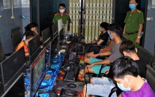 Bất chấp lệnh cấm, chủ quán game vẫn cho 11 thanh niên chơi game