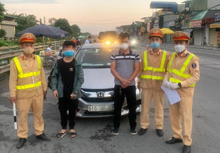 Giấu trẻ em trong cốp xe để qua chốt kiểm soát