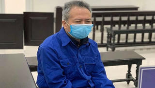 Xâm hại bé gái gần 5 tuổi bằng tay, bác họ nhận 12 năm tù